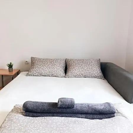 Quiet And Renovated Free Parking Free Wifi Apartment *