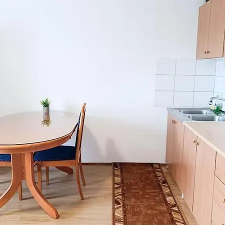Quiet And Renovated Free Parking Free Wifi Apartment
