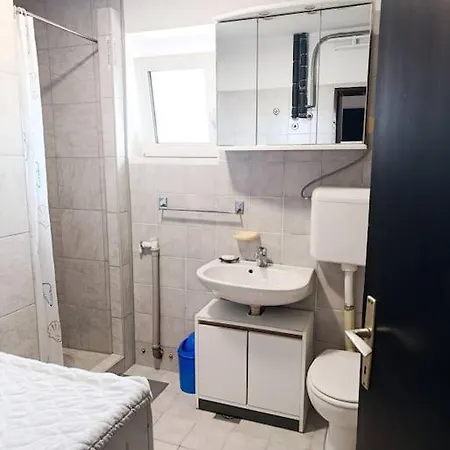 Quiet And Renovated Free Parking Free Wifi