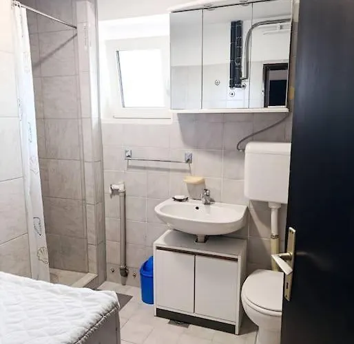 Quiet And Renovated Free Parking Free Wifi